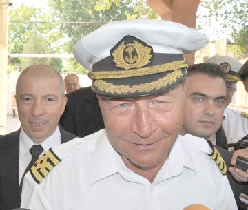 Traian Băsescu îl face 